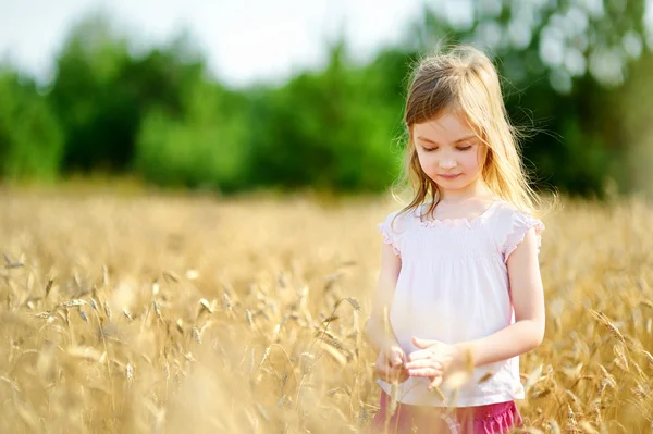 Meisje in tarweveld — Stockfoto