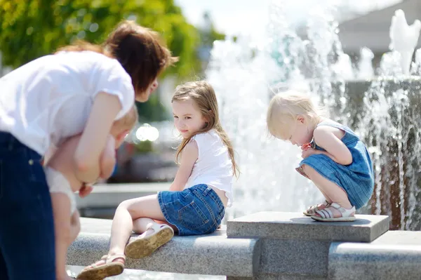 Femme et enfants par fontaine — Photo