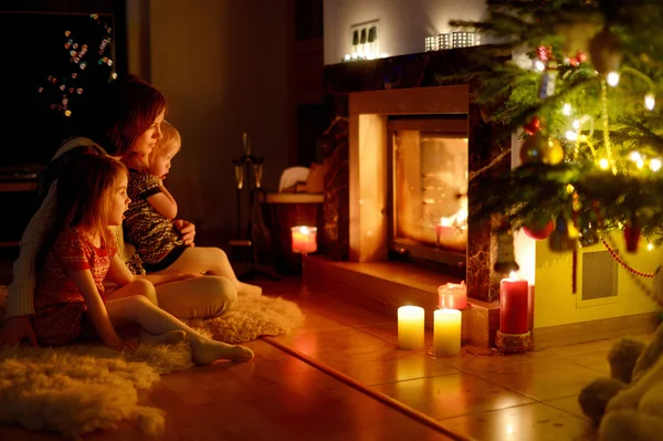 Mother and daughters near fireplace — Stock Photo, Image