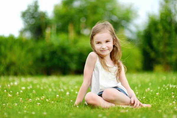 Niña en la hierba — Foto de Stock