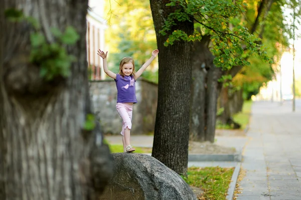 Маленька дівчинка на прогулянці — стокове фото