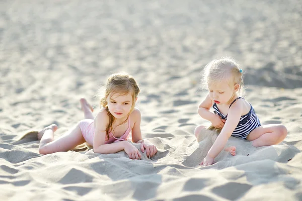 Hermanas pequeñas en la playa — Foto de Stock