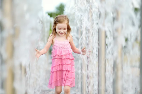 Fille dans la fontaine — Photo