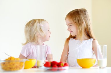 süt ile tahıl yiyen kız