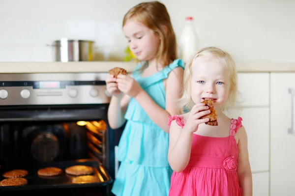 Kleine zusters eten cookies — Stockfoto