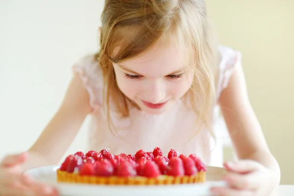 Flickan och raspbrerry kaka — Stockfoto