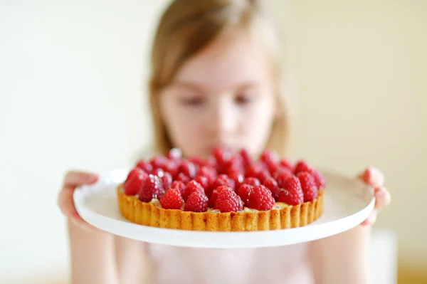 Flickan och raspbrerry kaka — Stockfoto