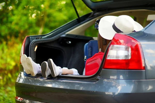 Sisters sitting in car — Stock Photo, Image