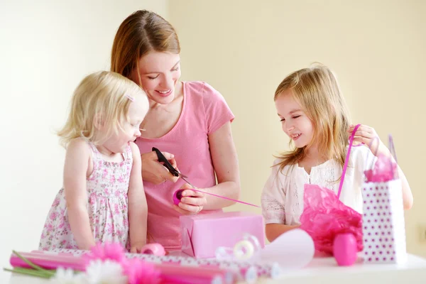 Mother and daughters with gift — Stock Photo, Image