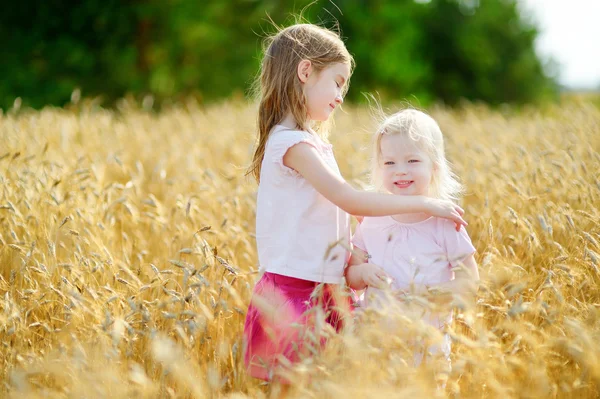 Sisters in wheat field — Stock Photo, Image