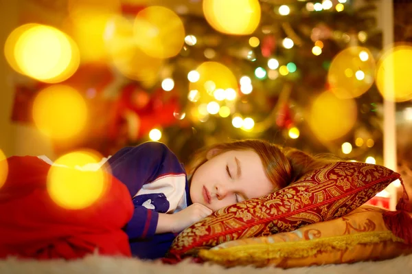 Fille dormir sous arbre de Noël — Photo