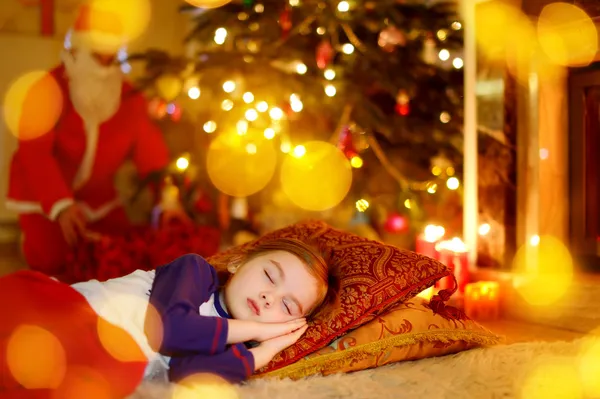 Девушка спит под елкой — стоковое фото