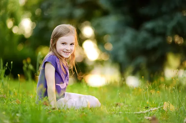 Liten flicka på gräs — Stockfoto