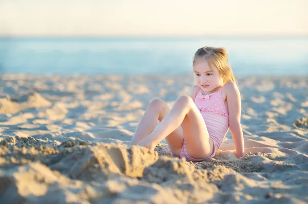 Petite fille sur la plage — Photo