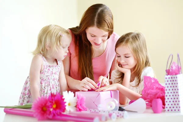 Mother and daughters with gift Royalty Free Stock Images