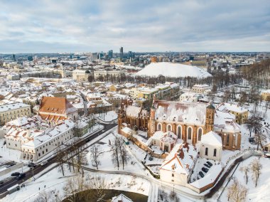 Kışın güzel Vilnius şehri manzarası. Karla kaplı evler, kiliseler ve sokaklar. Hava akşam manzarası. Litvanya 'nın Vilnius kentindeki kış manzarası.