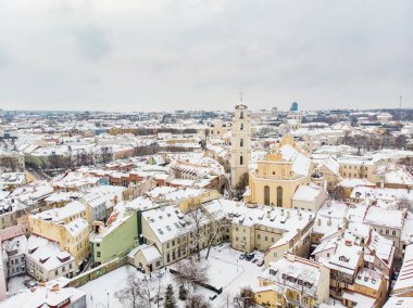 Kışın güzel Vilnius şehri manzarası. Karla kaplı evler, kiliseler ve sokaklar. Hava akşam manzarası. Litvanya 'nın Vilnius kentindeki kış manzarası.
