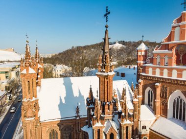 St. Annes Kilisesi ve Vilnius 'un en güzel binalarından biri olan Bernardine Kilisesi' nin hava manzarası. Litvanya 'nın başkentinde güzel bir kış günü. Litvanya 'nın Vilnius kentindeki kış manzarası.