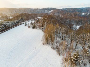 Çam ormanlarının karla kaplı güzel hava manzarası. Rime buzu ve ağaçları kaplayan buz kütleleri. Vilnius, Litvanya yakınlarındaki manzaralı kış manzarası.