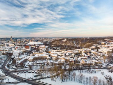 Kışın güzel Vilnius şehri manzarası. Karla kaplı evler, kiliseler ve sokaklar. Hava akşam manzarası. Litvanya 'nın Vilnius kentindeki kış manzarası.