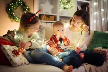 Noel arifesinde sıcak bir oturma odasında iki kız kardeş ve onların tatlı küçük erkek kardeşi birlikte eğleniyorlar. Çocuklar kış tatilinde evde vakit geçiriyorlar. Aile ve çocuklarla kış akşamı..