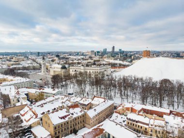 Kışın güzel Vilnius şehri manzarası. Karla kaplı evler, kiliseler ve sokaklar. Hava akşam manzarası. Litvanya 'nın Vilnius kentindeki kış manzarası.