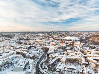 Kışın güzel Vilnius şehri manzarası. Karla kaplı evler, kiliseler ve sokaklar. Hava akşam manzarası. Litvanya 'nın Vilnius kentindeki kış manzarası.
