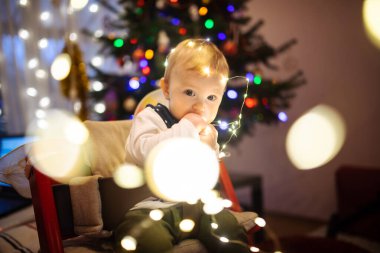 Noel arifesinde sıcak bir oturma odasında iki kız kardeş ve onların tatlı küçük erkek kardeşi birlikte eğleniyorlar. Çocuklar kış tatilinde evde vakit geçiriyorlar. Aile ve çocuklarla kış akşamı..