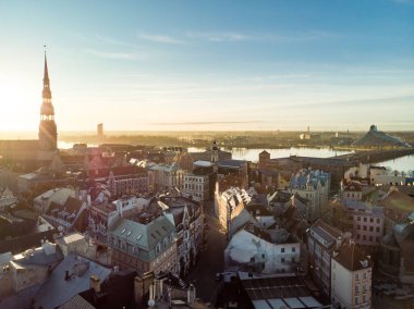 Karla kaplı evler, kiliseler ve caddelerle kışın güzel Riga şehri manzarası. Havadan sabah görüntüsü. Riga, Letonya 'da kış şehri manzarası.