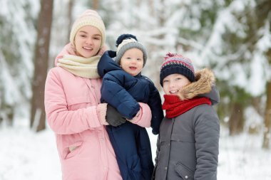 İki abla ve küçük erkek kardeşleri dışarıda eğleniyorlar. İki genç kız, kış günü erkek kardeşlerini kucağına alıyor. Geniş yaş farkı olan çocuklar. Çocuklar birlikte doğayı keşfediyorlar..