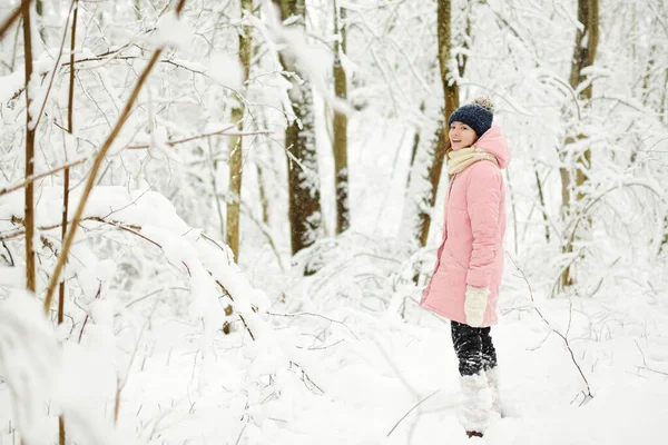 Garota Adorável Divertindo Belo Parque Inverno Durante Queda Neve Criança — Fotografia de Stock