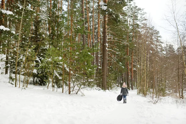 Engraçado Menina Divertindo Com Trenó Belo Parque Inverno Criança Bonita — Fotografia de Stock