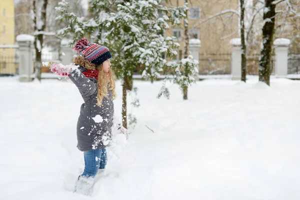 Adorabile Ragazza Che Diverte Nel Bellissimo Parco Invernale Durante Nevicate — Foto Stock