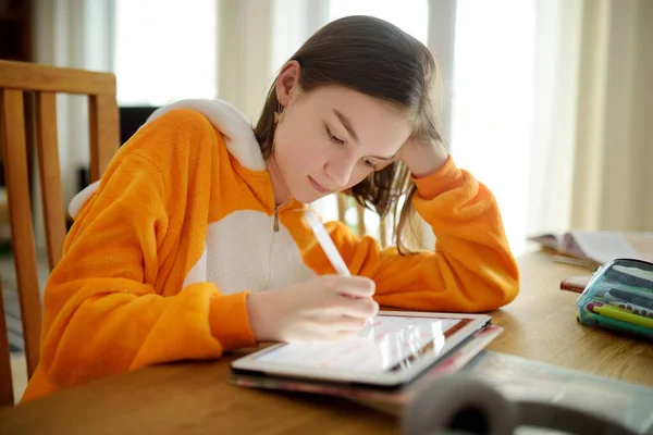 Kleuterschoolmeisje Doet Haar Huiswerk Met Digitale Tablet Thuis Kind Dat — Stockfoto