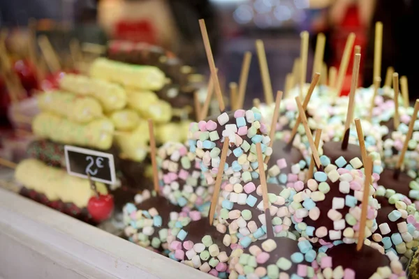 Äpplen Doppas Chokladglasyr Och Små Marshmallows Säljs Julmarknaden Sötsaker Godis — Stockfoto