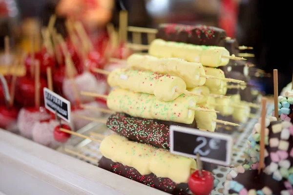 Jabłka Polewie Czekoladowej Małe Pianki Sprzedawane Rynku Świątecznym Cukierki Słodycze — Zdjęcie stockowe