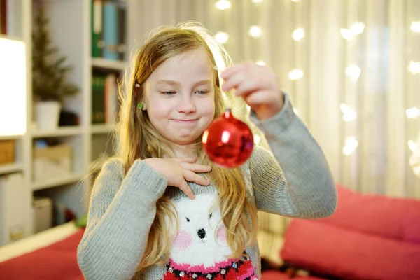 Entzückende Junge Mädchen Schmücken Den Weihnachtsbaum Mit Bunten Glaskugeln Das — Stockfoto
