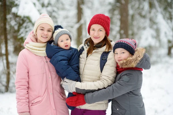 Jonge Moeder Haar Drie Kinderen Hebben Plezier Buiten Twee Jonge — Stockfoto