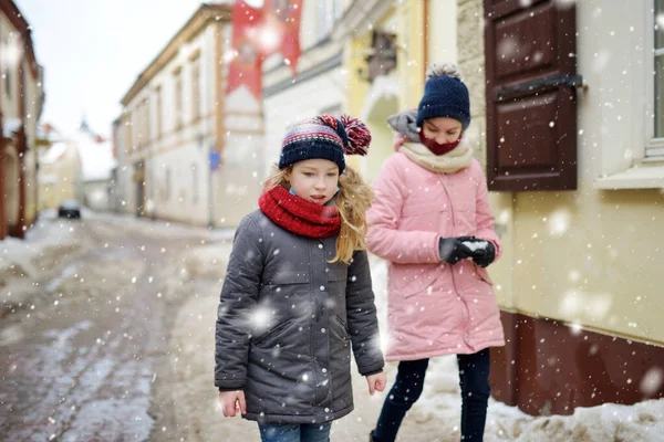 两个可爱的妹妹在一个城市美丽的冬日里玩得很开心 可爱的孩子们在冬城散步 儿童冬季活动 — 图库照片
