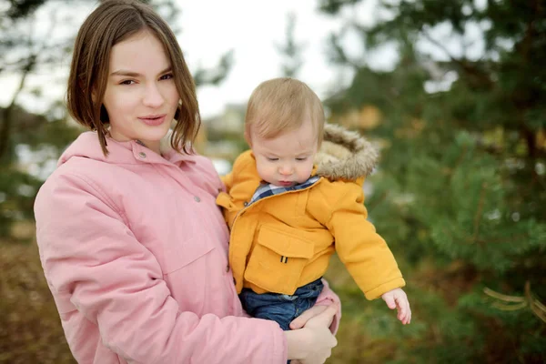 Velká Sestra Její Mladší Bratr Baví Venku Mladá Dívka Drží — Stock fotografie