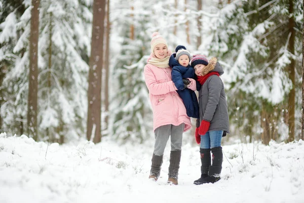 Twee Grote Zussen Hun Broertje Vermaken Zich Buiten Twee Jonge — Stockfoto