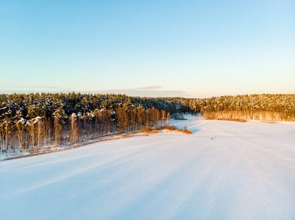 Schöne Luftaufnahme Von Schneebedeckten Kiefernwäldern Rund Den Gela See Reifglätte — Stockfoto