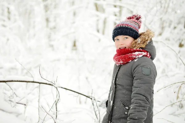 Schattig Jong Meisje Dat Zich Vermaakt Een Prachtig Winterpark Tijdens — Stockfoto