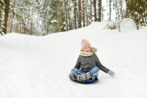 Zabawna Młoda Dziewczyna Bawiąca Się Saniami Pięknym Parku Zimowym Słodkie — Zdjęcie stockowe