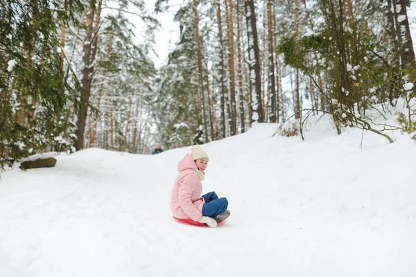 在美丽的冬季公园里玩雪橇的小女孩真有趣 可爱的孩子在雪地里玩耍 儿童冬季活动 — 图库照片