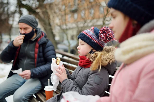 Dos Hermanas Jóvenes Padre Tomando Chocolate Caliente Aperitivos Frío Día — Foto de Stock