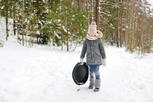 Αστείο Κορίτσι Που Διασκεδάζει Ένα Έλκηθρο Στο Όμορφο Χειμερινό Πάρκο — Φωτογραφία Αρχείου