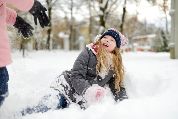 Zwei Entzückende Junge Mädchen Die Zusammen Spaß Wunderschönen Winterpark Haben — Stockfoto
