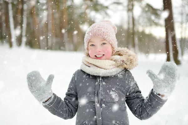 Garota Adorável Divertindo Belo Parque Inverno Durante Queda Neve Criança — Fotografia de Stock