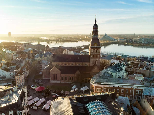 Hermoso Panorama Ciudad Riga Invierno Con Casas Cubiertas Nieve Iglesias —  Fotos de Stock